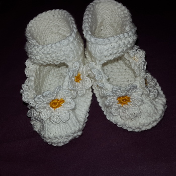 hallo, danke für die Anleitung der Babyschuhe. Die Schuhe wurden für meine 5-monatige Enkelin anlässlich eines Volksfestbesuches angefertigt. Paula hat die wunderschönen Schuhe zu ihrem Dirndl getragen und hat dafür viele Komplimente erhalten. Viele Grüße, Edith Bauer