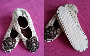 sind zwar zum Fest nicht mehr fertig geworden, aber um so schöner :D.
Habe von ein paar billigen neuen Schlappen die Sohle abgetrennt und hier angenäht. Auch habe ich mir am oberen Rand Hutgummi eingezogen, so sitzen sie noch besser.