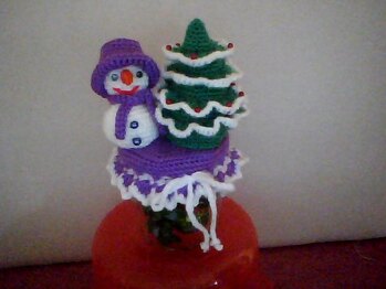 Der Schneemann und der Tannenbaum für das Geschenkglas haben sich sehr gut häkeln lassen. Die Beschreibung war sehr gut und es hat alles gut geklappt. Den Schneemann habe ich noch einmal extra gehäkelt.