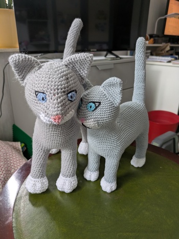 Die Katzen habe ich in der Augenform ein klein wenig verändert. Habe mich nicht getraut, sie anzumalen. Sind bei mir halt Siamkatzen.