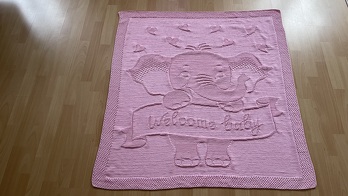 Tolle Strickanleitung Welcome Baby von Brigitte Kohn. Vielen lieben Dank dafür.
Habe Wolle von Lana Grossa Promessa  Farbe005 mit Nadelstärke 5 verstrickt. Verbraucht habe ich knapp 13Knäule.
Die Decke ist durch eine andere Wolle etwas größer geworden (105cmx112cm)Es hat viel Spaß gemacht die Babydecke zu stricken.