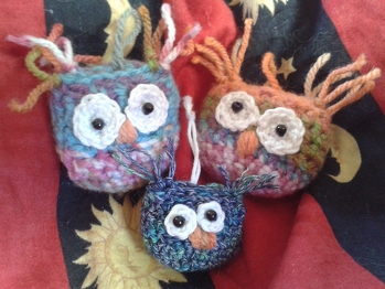 Diese Anleitung ist gut beschrieben und auch für Häkeleinsteiger gut geeignet. Bei der Fertigstellung war ivh froh das ich schon erfahrung im Teddybär nähen hatte so viel mir das Schnabelsticken auch recht leicht! Vor allem liebe ich aber die Fäden an den "Ohren" der Eule und hebe jetzt immer Reste für neue bunte Kreationen auf! Sehr gut macht sich hier auch Strumpfwolle, wie ich finde, wegen dem Muster (s.Foto).