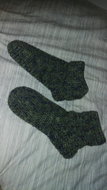 Das waren meine ersten gehäkelten Socken aus Merinowolle. Aber ich finde mir sind sie super gelungen und meine Füße frieren um Winter beim Schlafen nicht mehr. / Obere Socke einmal umgekrempelt und untere Socke normal.
