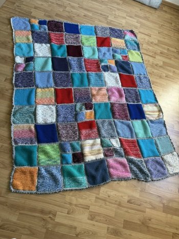 Meine Patchworkdecke habe ich so zusammengehäkelt, das ist wirklich klasse, schön flach und nichts knubbelt.