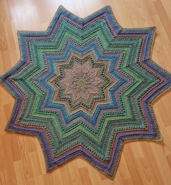 Hallo, ich habe deine Anleitung zu einer Kuscheldecke umgearbeitet. Ich habe ebenso in Hin und Rückreihen gearbeitet wie beim Tuch, mit 10 Zipfeln.
Liebe Grüße aus Hamburg.
Almut