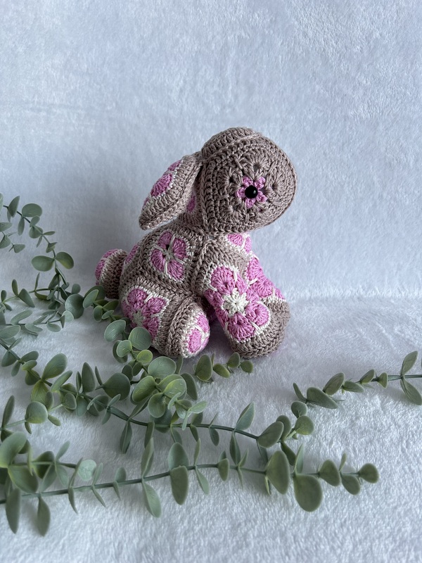 Kleines Häschen gehäkelt mit African Flowers Häkelanleitung PDF