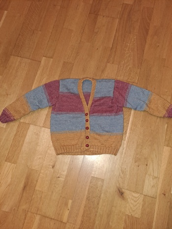 Die Anleitung war gut detailliert. Manche Sachen haben mir zu Beginn gefehlt, aber im Laufe des Strickens hat sich alles ergeben. Ich habe eine andere Wolle verwendet.