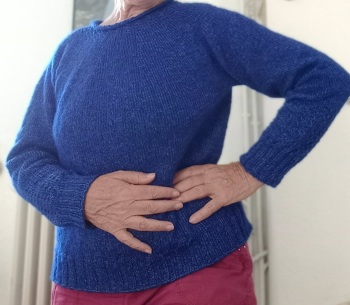 Ich habe lange Ärmel gestrickt. Auf blau sieht man das Muster nicht so gut, aber ich bin trotzdem zufrieden. Die Bündchen habe ich auch abgeändert, damit sie nicht kräuseln.