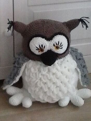 Es wird Kuschelzeit. Eule Nummer zwei. Sie ist wieder ziemlich groß geworden. Einfach zum Liebhaben.
Auch hier habe ich wieder für den Rücken ebenfalls die Schuppen gehäkelt, so wie die Flügel sind. Damit ist sie nicht ganz so nackig auf dem Rücken.