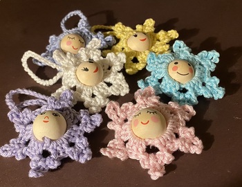 Nach dieser tollen Anleitung sind die niedlichen Schneeflocken ruck-zuck gehäkelt, alles an einem Stück und ohne große (Ver)Näharbeit. So liebe ich das. Hier habe ich mal Reste in Pastellfarben verwendet und ein paar Kugeln, die ich noch von der 