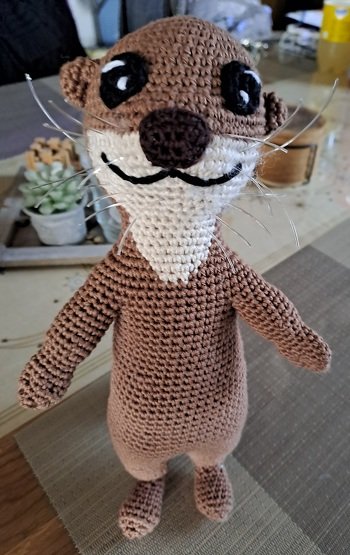 Ein Otter für Zuhause, damit der echte im Wildpark bleiben kann.
Die Anleitung ist gut nach zu häkeln und war in kurzer Zeit fertig. Ich habe nur noch ein paar Schnurhaare hinzugefügt, damit er dem echten näher kommt und der kleine Tierliebhaber nicht meckern kann.