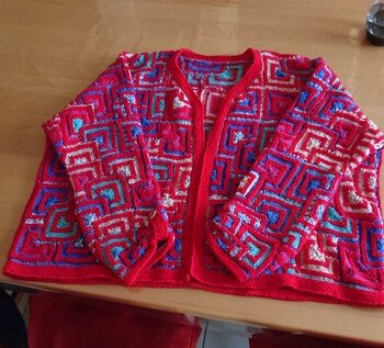 Moin, es hat so viel Spaß gemacht, die Jacke zu stricken. Die Anleitung ist super gut. Vielen Dank.
Nur die Ärmel waren nach dem Waschen zu lang. Da ich nichts mehr aufziehen wollte, habe ich mit Knopf und Riegel die Ärmel verkürzt.