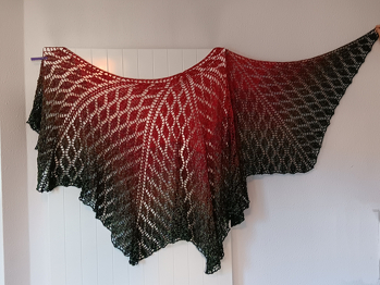 Muster ist sehr schnell verinnerlicht. Das Tuch wurde aus einem 2600/4 Bobbel mit 4,0 Nadel in knapp 2 1/2 Wochen gehäkelt.