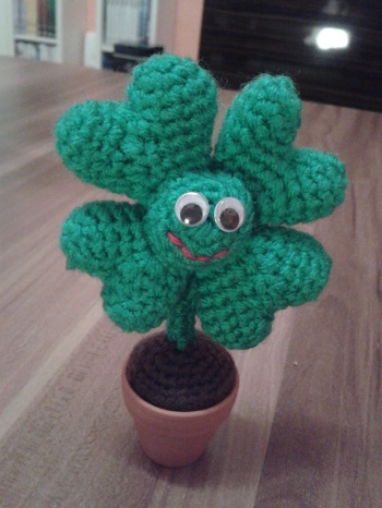 Die Anleitung ist gut beschrieben.
Ich bin mit meinem Kleeblatt sehr zufrieden. :-)