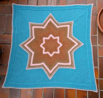 Die Decke hat 120 cm Kantenlänge, also als Spielteppich oder Kniedecke vervendbar, kommt in die Charity-Kiste.