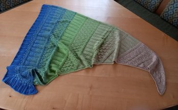 Ein bisschen verändert, da anderes Strickgarn, ist mein Dreieckstuch ,,Wind & Weather