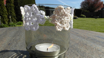 Durch die tolle Häkelanleitung von Heike0812 für den Schneekristall bin ich auf eine Idee gekommen… da wir jetzt Mai haben, lasse ich beim Häkeln den letzten Absatz weg (den mit den vielen Luftmaschenbögen) und habe wunderschöne Blümchen! Diese habe ich mit kleinen Schleifchen oder Knoten miteinander verbunden und ab damit auf die Mitte oder den oberen Rand eines Einmach- oder Windlichtglases. Sieht wunderhübsch aus und ist ratzfatz gemacht! DANKE HEIKE!!!