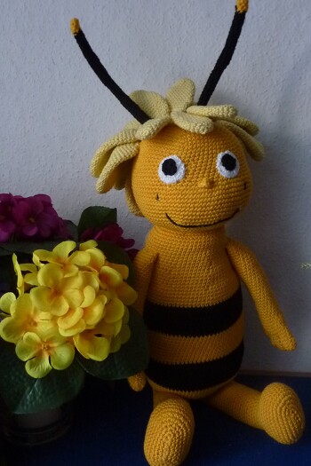 Das häkeln hat mir viel Spaß gemacht.Da die Maja für ein Kleinkind ist,habe ich die Fühler erst als 2 kleine Häkelröhre gehäkelt und dann etwas festes zum Stabilisieren hineingeschoben und schön am Kopf festgenäht,damit nichts passieren kann.