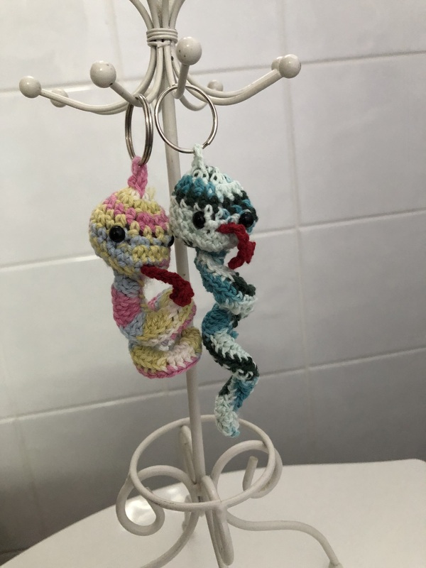 Häkelanleitung Plüsch-Grüne Schlange. Amigurumi Schlüsselanhänger Schlange.