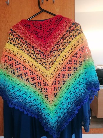 Das Tuch EOS von Kleines und Feines ist eines der schönsten, das ich je gehäkelt habe.
Die Anleitung ist - wie alle Anleitungen von Kleines und Feines - sehr gut beschrieben in Textform, Foto und zusätzlich als Häkelschrift. Ich habe es bis jetzt zweimal angefertigt und bin sicher, dass es nicht das letzte Mal war, das Tuch ist ein Traum.....