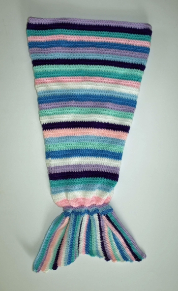 Es hat mir sehr viel Freude gemacht, einmal etwas  ganz Neues zu häkeln. Die Meerjungfrau Decke wird ein 3 Jahre altes Mädchen bekommen. Ich kann mir seine strahlenden Augen schon vorstellen.