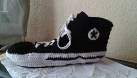 Turnschuh in Schwarz/weiss. Beschreibung war sehr gut erklärt, trotzdem musste ich ein paar mal beginnen, bis ich es schließlich heraus hatte, wie es geht.
