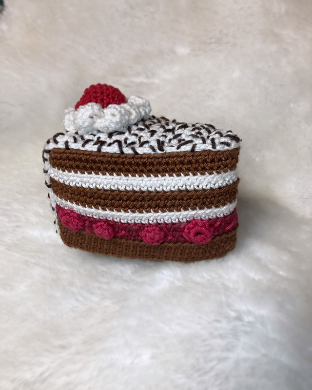 Häkelanleitung &quot;Stück Schwarzwälder Kirschtorte&quot;