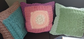 Ausgezeichnet gute Beschreibung 👏, Top-Anleitung - hat Spaß gemacht danach zu arbeiten und bin sehr stolz auf meine selbsgehäkelten Kissen 👍
