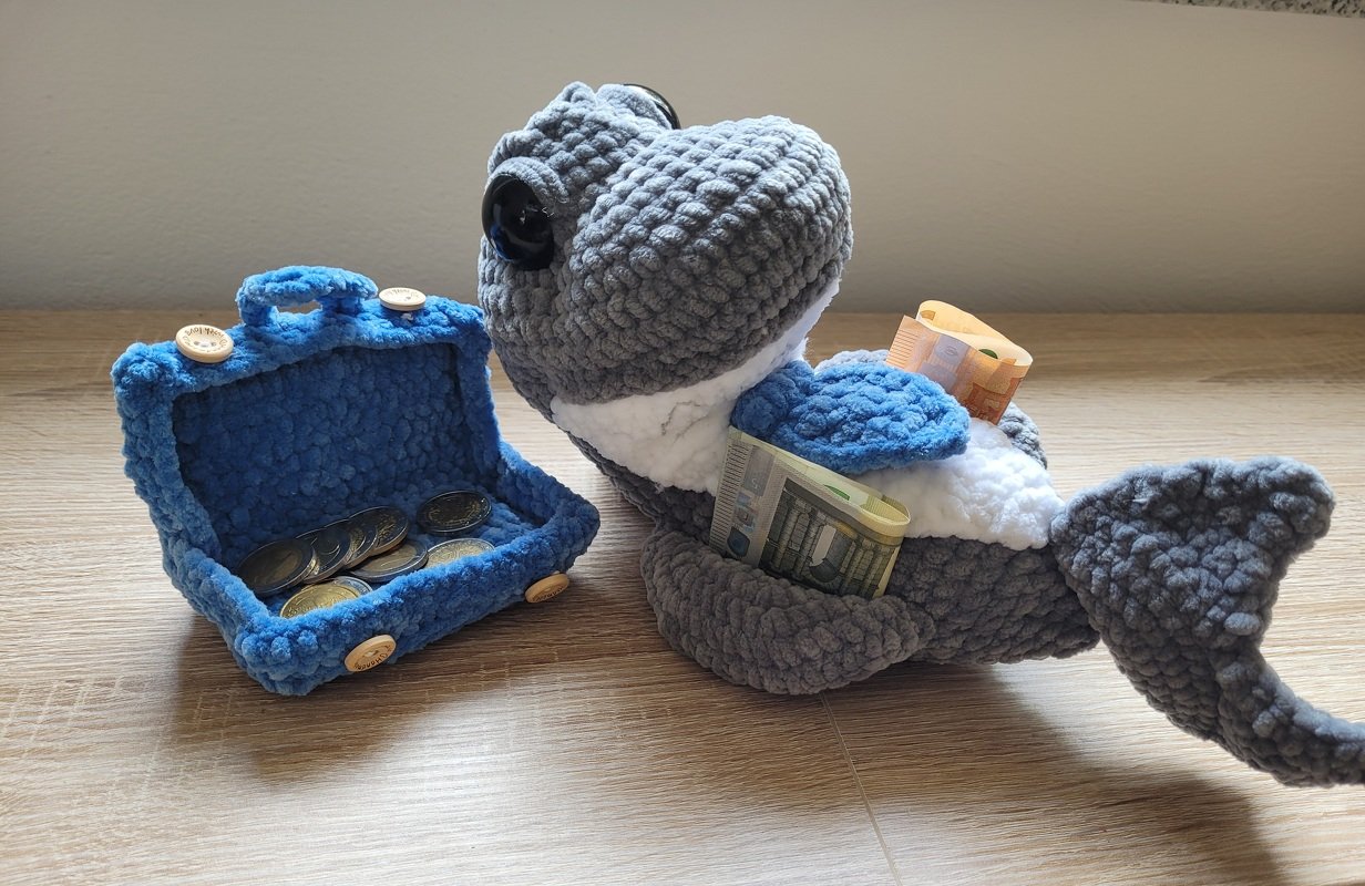 Crochet pattern Maney the money shark