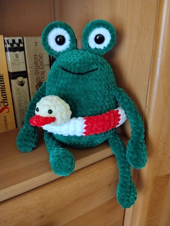 Es hat viel Spaß gemacht diesen lustigen Frosch nach der tollen Anleitung zu häkeln