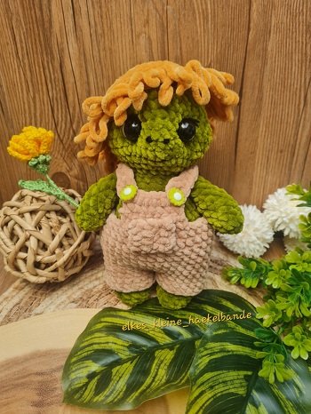 Schildkröte Willi war die erste Anleitung, die ich für Ina testgehäkelt habe und ich bin begeistert. Eine so tolle Anleitung und das Ergebnis ist zum Verlieben❣️
Da Schildkröten Löwenzahn lieben, hat mein Willi einen bekommen (ohne Anleitung gehäkelt).