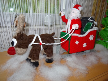 Eine tolle Anleitung! Es hat viel Spaß gemacht, sie nachzuarbeiten. Ein paar Kleinigkeiten habe ich verändert (z.B.den Schlitten auch innen behäkelt) und das ganze noch 