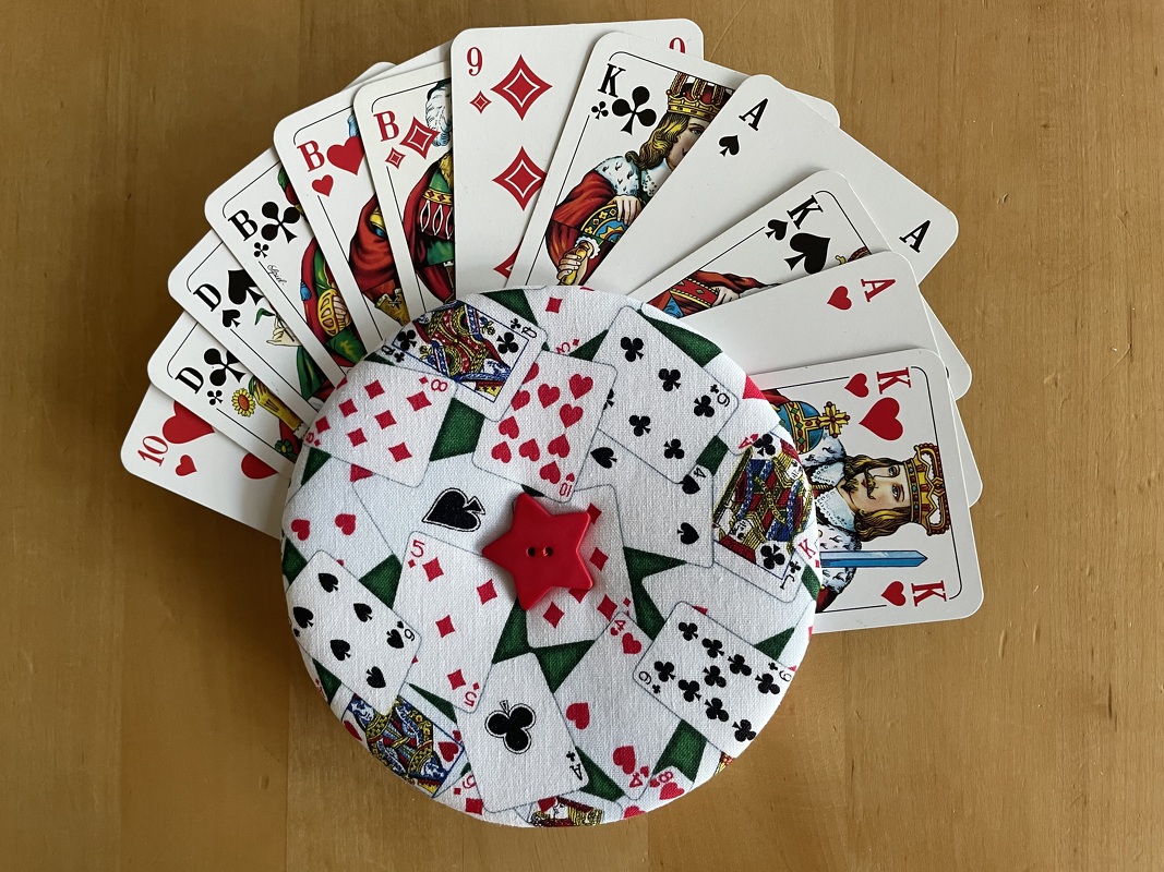 Spielkartenhalter - Schnell aus Stoffresten mit der Hand genäht