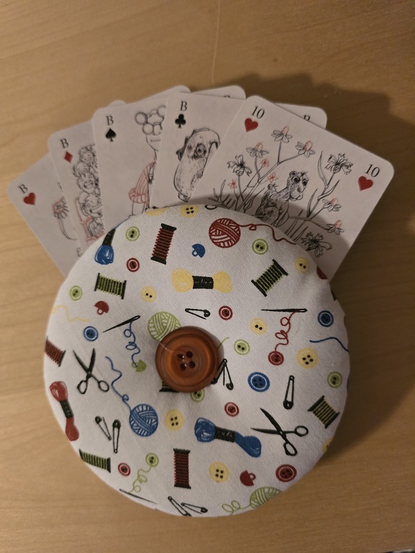 Spielkartenhalter - Schnell aus Stoffresten mit der Hand genäht