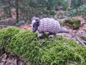 Ich durfte die tolle Anleitung von Katharina testhäkeln und kann sie jedem, der gerne kleine, natürliche Amigurumis häkelt, absolut empfehlen. Mein Armadillo hat den Panzer aus den einzeln gehäkelten Segmenten.