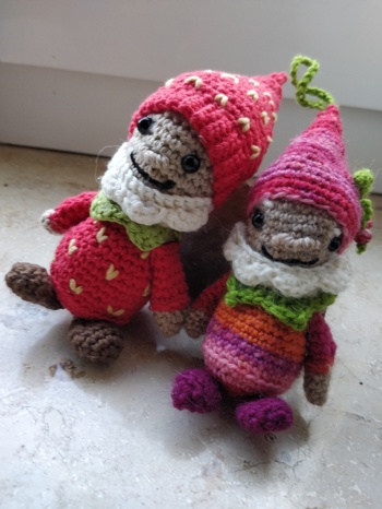 Habe diese beiden Varianten gemacht. Links mit Baumwolle, rechts mit Sockenwolle.