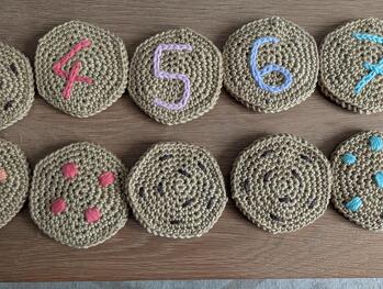 Hat super geklappt und das Memory ist richtig schön geworden! Ich hatte dünnere Wolle und habe daher zwei Runden mehr pro Keks gehäkelt (mit entsprechender Zunahme). Ist auf jeden Fall eine Fleißarbeit 😅, lohnt sich aber!