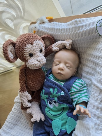 Tolle Anleitung, war super erklärt, sogar mit einem Video für die Hände. Bin total begeistert 👌😍
Anbei mein Charlie 🐒😍
(Das Baby ist eine Puppe)