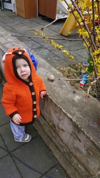 Hallöchen erst einmal vielen Dank für die gute Anleitung. Meine Urenkelin wird im Juni 2 Jahre alt und ich habe ihr die Jacke zu  Ostern gehäkelt. Ich konnte bis jetzt nicht die Bilder runterladen. Im Moment häkel ich Kleidchen für sie