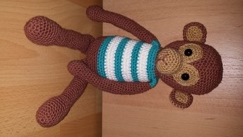 Das Äffchen lies sich wirklich einfach häkeln. Jeder Schritt war gut beschrieben. Alles in allem habe ich rund 6 Stunden (mit Unterbrechnungen) gebraucht. Das Ergebnis ist wirklich toll. Weitere werden bestimmt folgen!
Vielen Dank für die schöne Anleitung! Nur zu empfehlen!