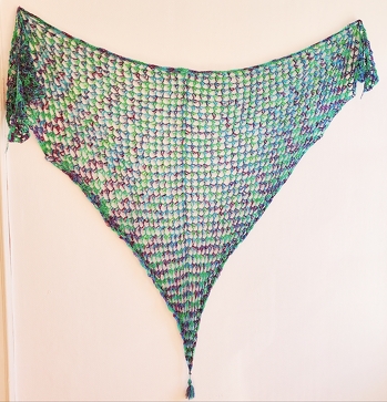 Das Tuch Ava von Leomaxi habe ich als XXL Stola oder Hüftschmeichler nachgehäkelt, hier nach dem Spannen. Ging sehr leicht nachzumachen Dank der sehr guten Anleitung.
Wolle handgefärbt 