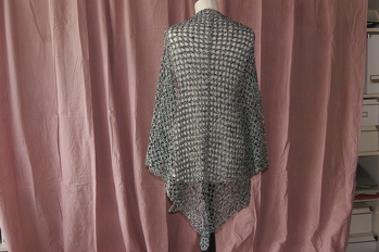 Anleitung war super. Meine Stola ist schwarz-silber. Material ist Baumwolle und Silberfaden. Ich habe mich bei diesem Material gegen Fransen entschieden, würde das Tuch aber bei Wolle mit Fransen machen. Bin gerade dabei, eines aus Wolle zu machen.