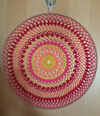 Ich häkel schon lange Mandalas und es macht riesen Spaß.
Dieser hier ging ganz schnell und die Anleitung ist klasse einfach.
Habe den nächsten schon in grün in Arbeit.