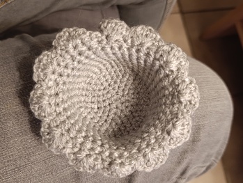 Die Anleitung ist toll, sehr gut beschrieben und einfach nach zu arbeiten. Ich mache 25 Stück für die silberne Hochzeit meiner Tochter. Da sie es eher schlicht mag werden die Halter einfarbig.