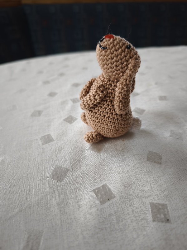 sitzender Hase - Häkelanleitung von NiggyArts