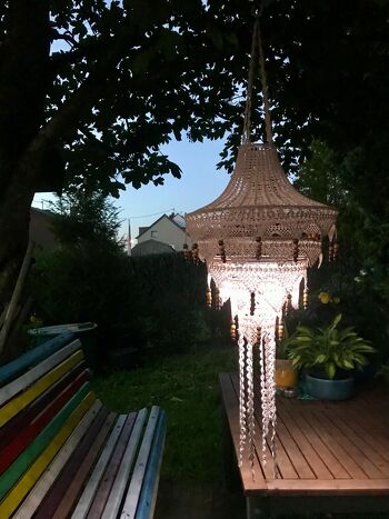 Detaillierte,genau beschriebene Anleitung.
Erfahrene,geduldige Häklerinnen werden ihre Freude daran haben.
Mein Lampion hat 40 cm Durchmesser und eine Gesamtlänge von 125 cm.