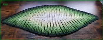 Easy zu häkeln und man benötigt nach 2 Runden auch nicht mehr die Anleitung bis zum Abschluss. Auf dem gezeigten Bild ein Bobbel mit ca. 300m, 3er Nadel, Größe 80 x 35 cm.