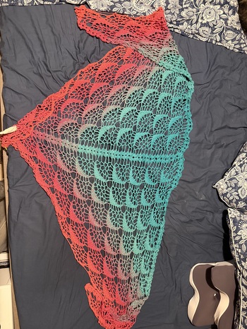 J’ai adoré crocheter ce châle, c’était très divertissant et addictif. Le résultat est magnifique 😻