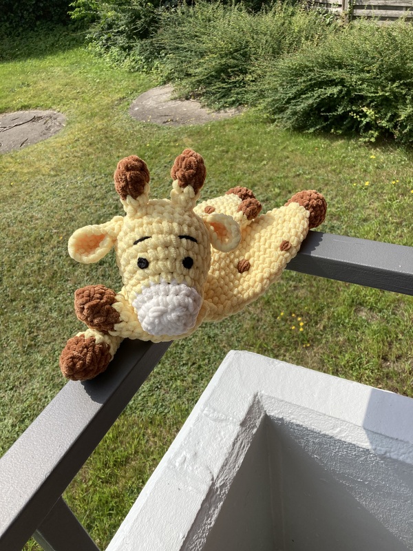 Crochet giraffe snuggler pattern, giraffe lovey crochet pattern, comforter