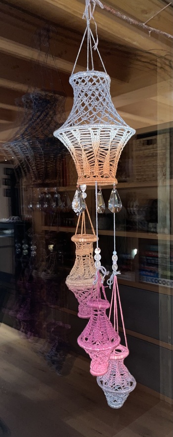 Gut verständliche Anleitung, hatte keine Probleme.
Pro Lana Farbverlaufsgarn „1-2-3 Ideen“ Farbe 09. 100% Baumwolle. Lauflänge 100gr=315m. Ein Knäuel hat für das komplette Lampionmobile genau gereicht. Mit Häkelnadel 2,5 gearbeitet und da und dort das Muster meinem Geschmack angepasst.